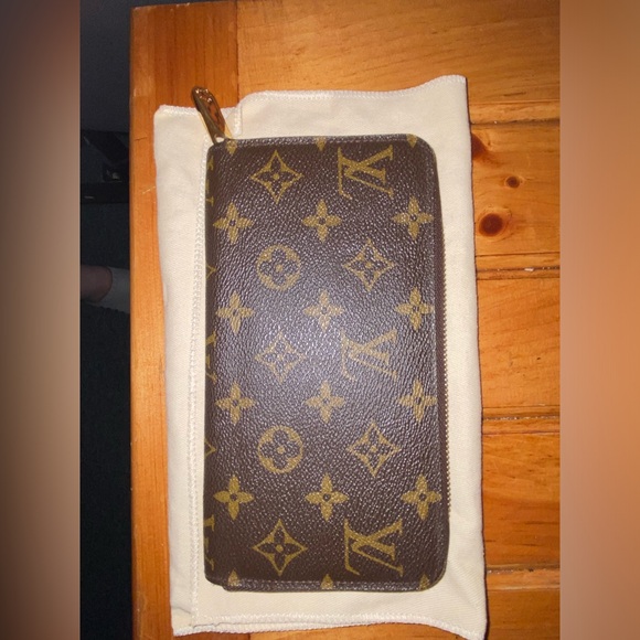 AUTHENTIC LV WALLETS - Picture 5 of 5